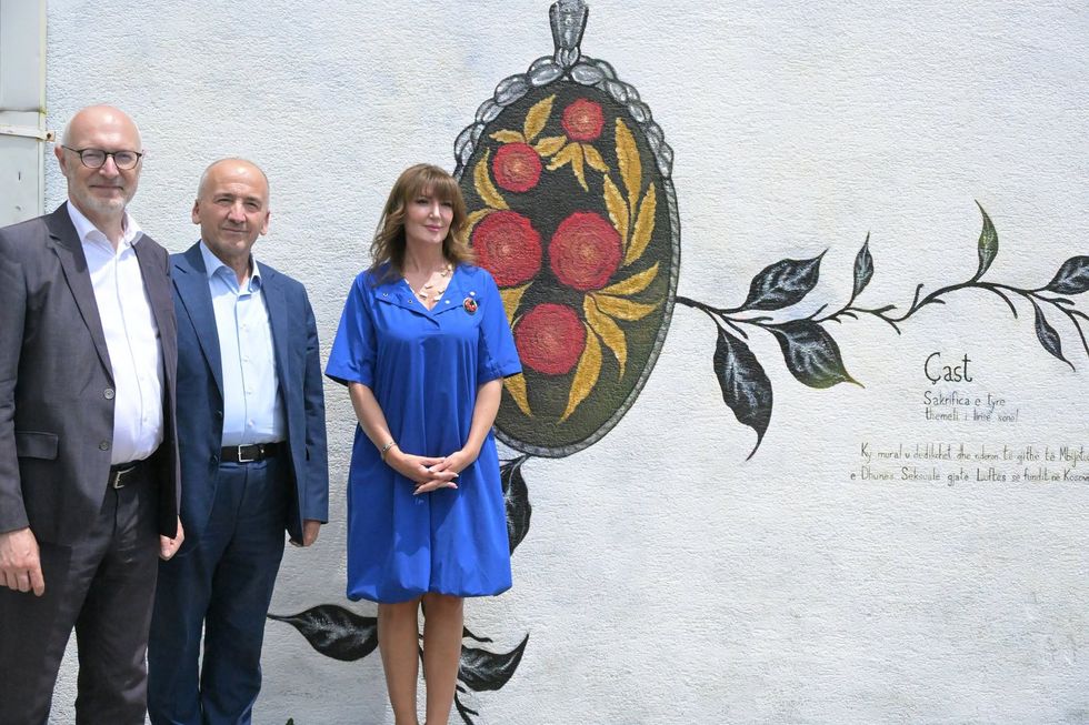 Në Pejë u zbuluar mural kushtuar të mbijetuarve të dhunës seksuale gjatë luftës në Kosovë pranë objektit të Kadastrës.