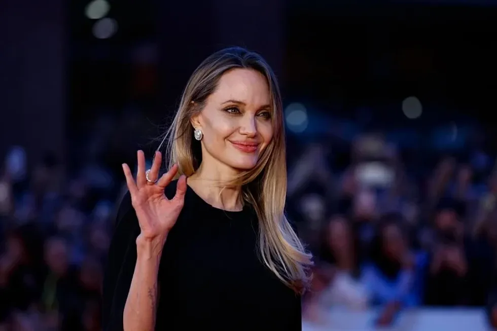 Angelina Jolie rikthen shpirtin luftarak pas një dekade sfidash personale