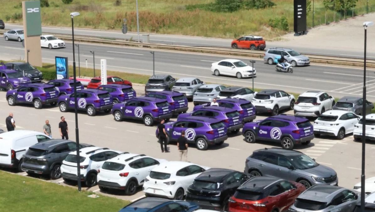 SCAN Ride and Delivery ka ndërtuar një flotë të re me dhjetëra vetura Dacia Duster Hybrid për projektin e taksive në Prishtinë.