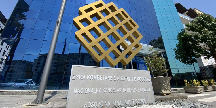 Investimet kapitale në rrugë nën shenjën e shkeljeve dhe vonesave të mëdha