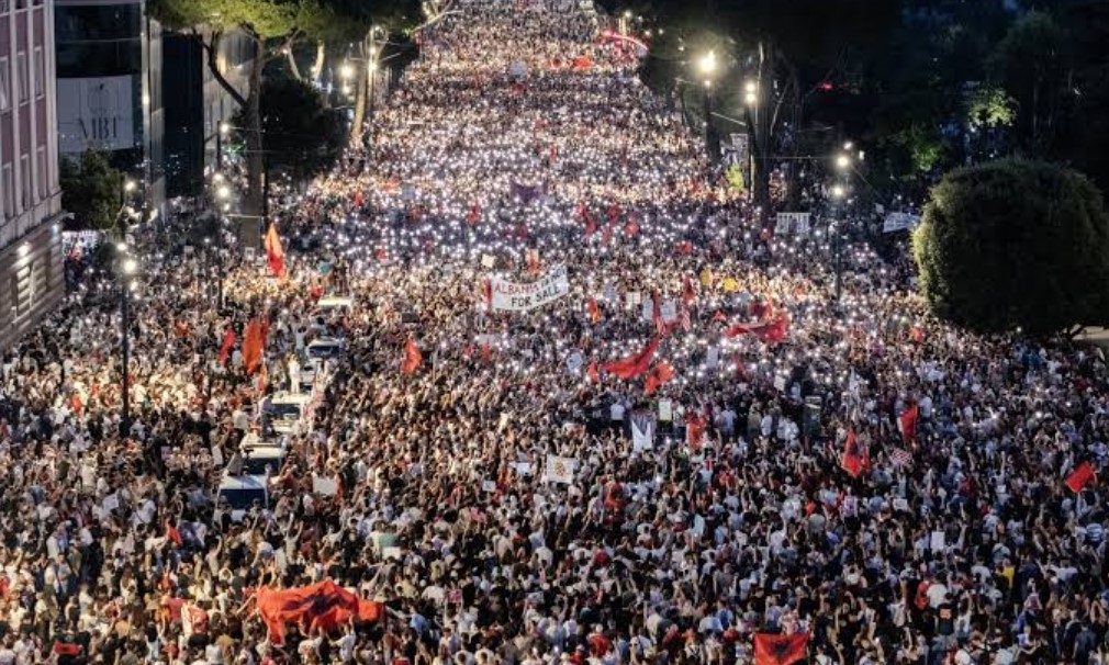 Fëmijë të humbur në turmën e protestës në Tiranë, shqetësim për sigurinë