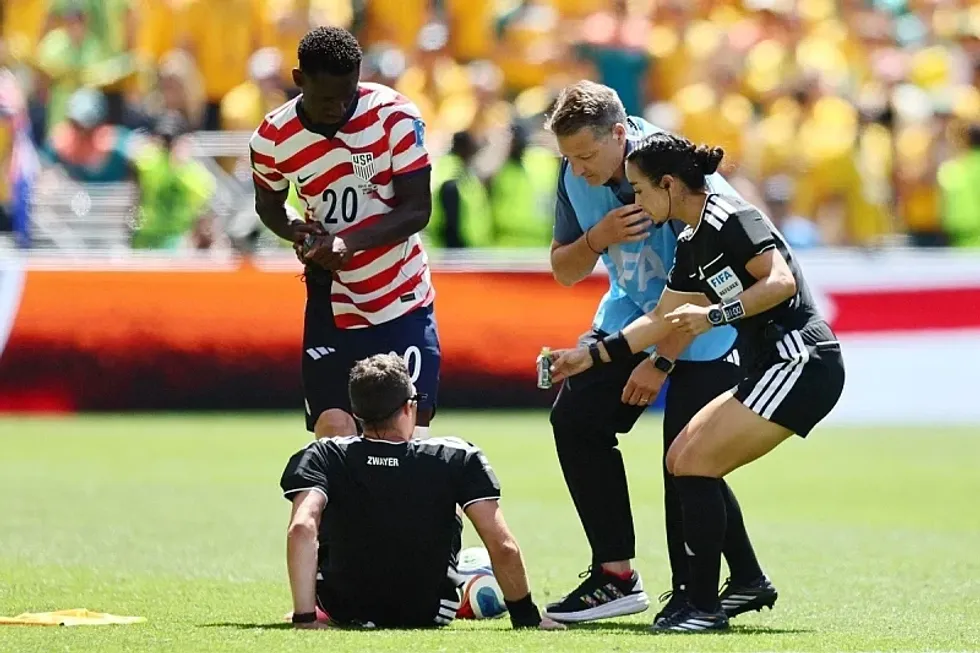 Shtetet e Bashkuara fituan 2-0 ndaj Australisë në Botëror, ndërsa gjyqtari Felix Zwayer u rikuperua me lëng turshish gjatë ndeshjes.