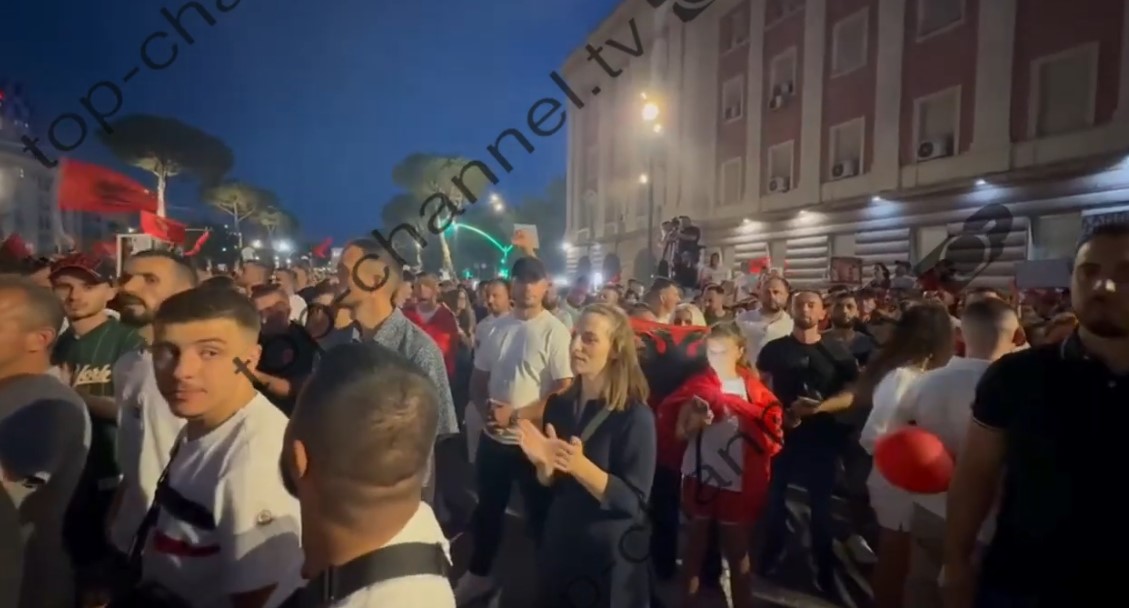 Deputetja që la PS-në, tani në zemër të protestës në Tiranë