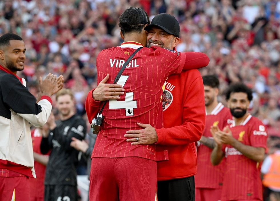Klopp e quajti të pabazuar dhe të pavlefshme kritikën e Van der Vaart për Van Dijkun, duke thënë se nuk ia vlen ta marrë seriozisht.