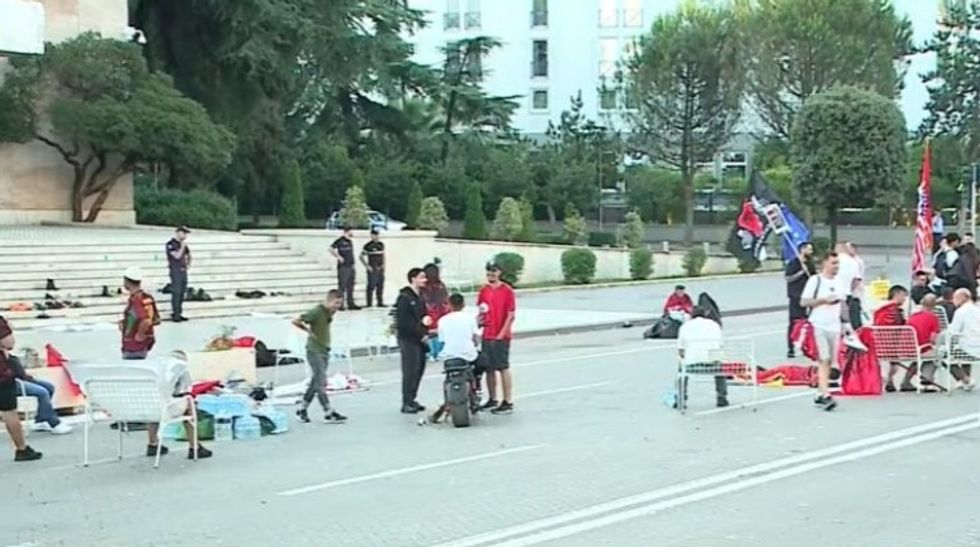 Protestuesit qëndrojnë natën para Kryeministrisë, policia kërkon lirimin e bulevardit