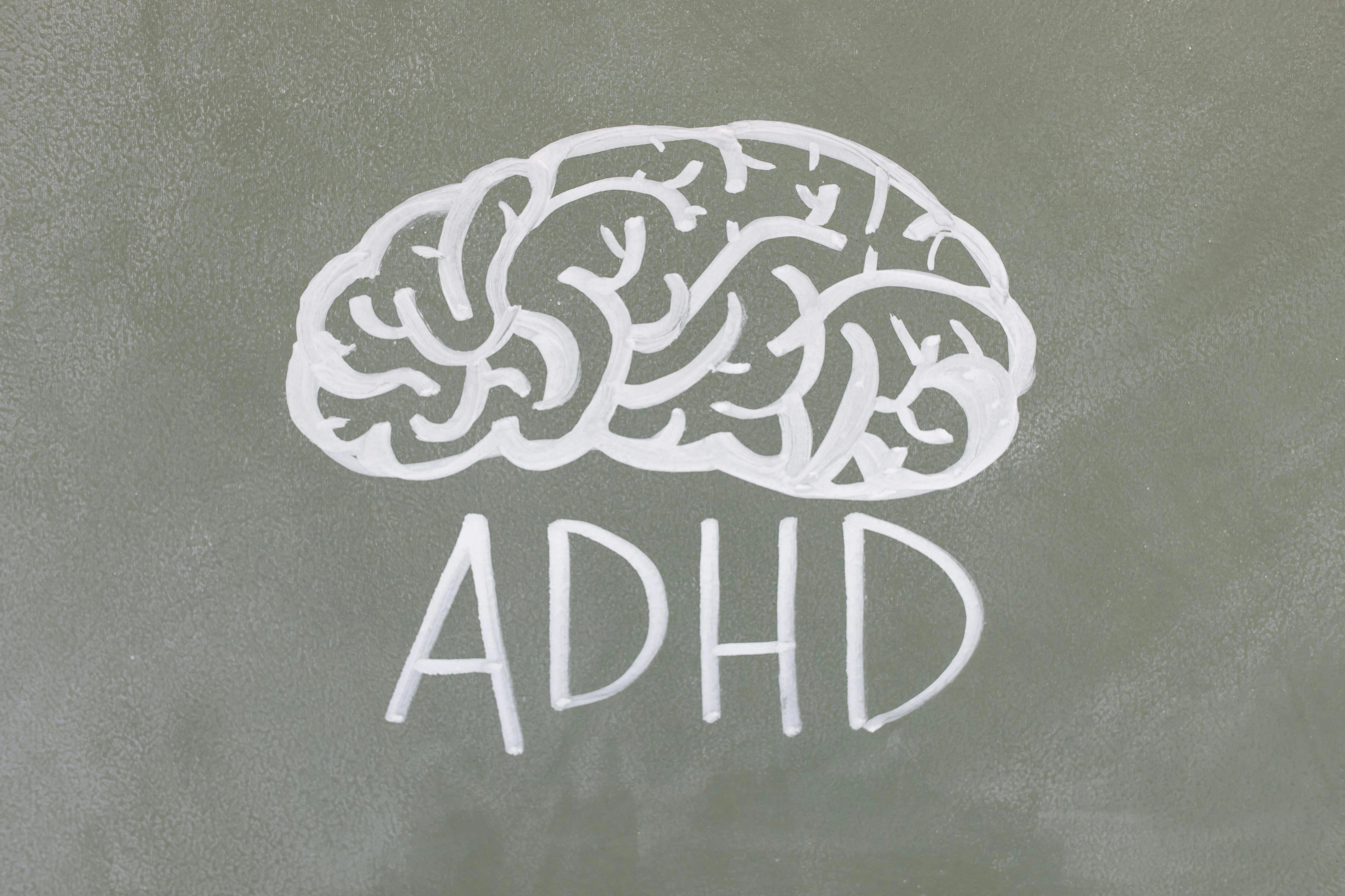 Si ndikojnë simptomat e ADHD-së në stilin e prindërimit dhe sjelljen familjare