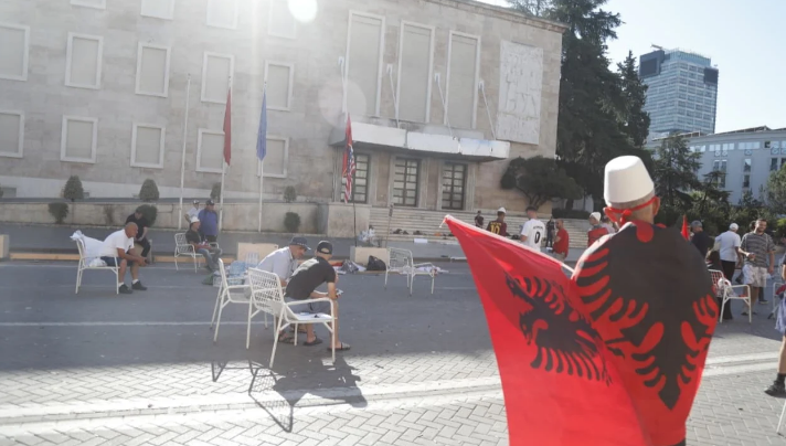 Protestuesit qëndrojnë pas orarit dhe përballen me procedime penale në Tiranë