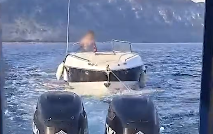Tre persona shpëtohen pas bllokimit në det në Velipojë