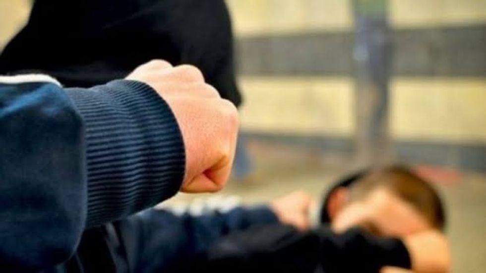 Përleshje me thikë në Obiliq, dy persona në spital dhe një i shoqëruar nga policia