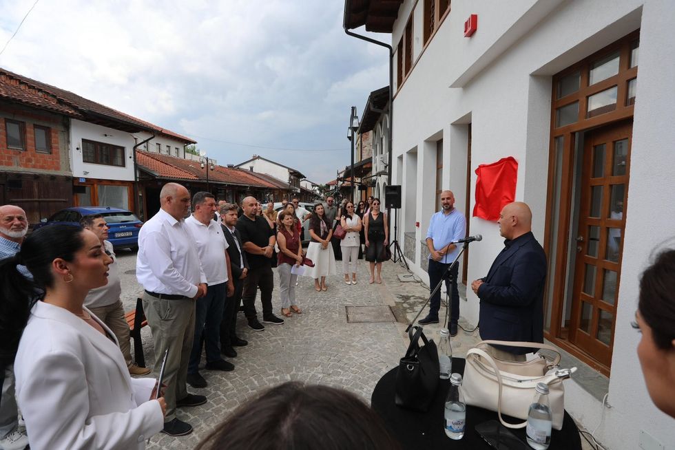 Përurohet “Oda e Zejtarëve” në Çarshinë e Vjetër të Gjakovës, një hapësirë e dedikuar promovimit të zejeve tradicionale dhe ruajtjes së trashëgimisë kulturore.