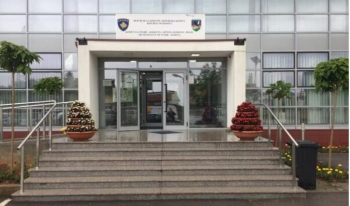 Parregullsitë në staf, sfidë për kontratën e shërbimeve në Fushë Kosovë