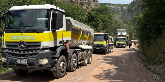 Nis asfaltimi i rrugës drejt Ujëvarës së Mirushës nga kompania “Benita Company”.
