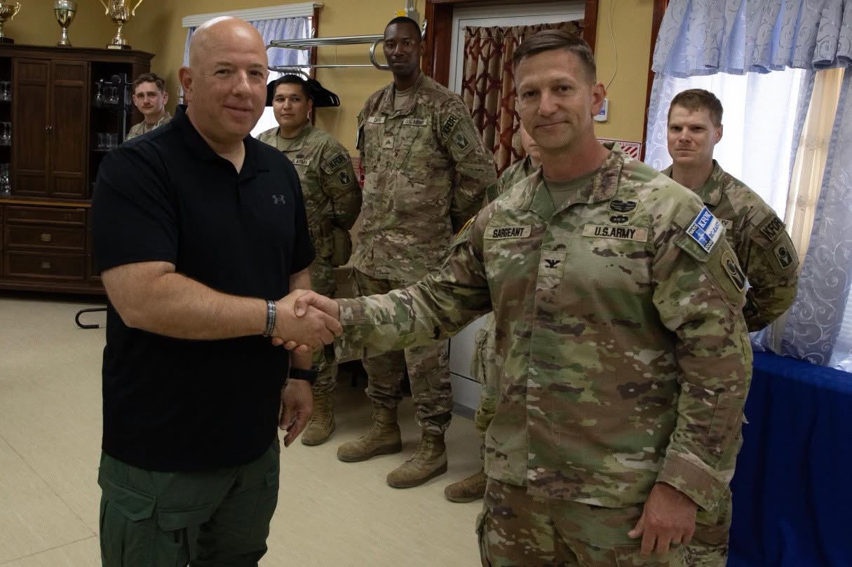 Vizita e zyrtarit amerikan forcon mbështetjen për KFOR-in në Kosovë