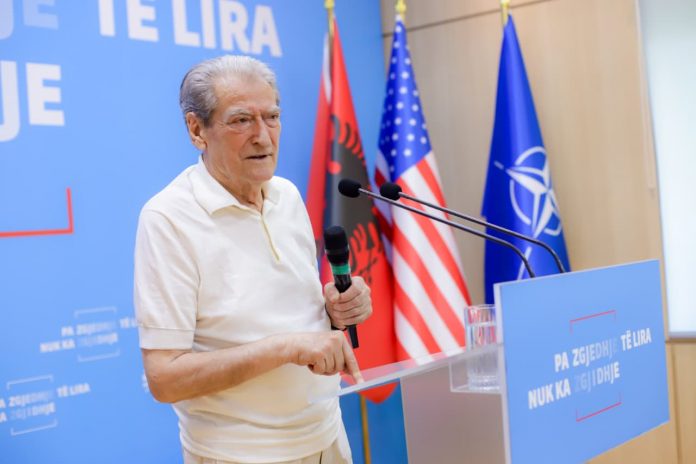 Berisha kundërshton qeverinë me short dhe kërkon zgjidhje kushtetuese për krizën
