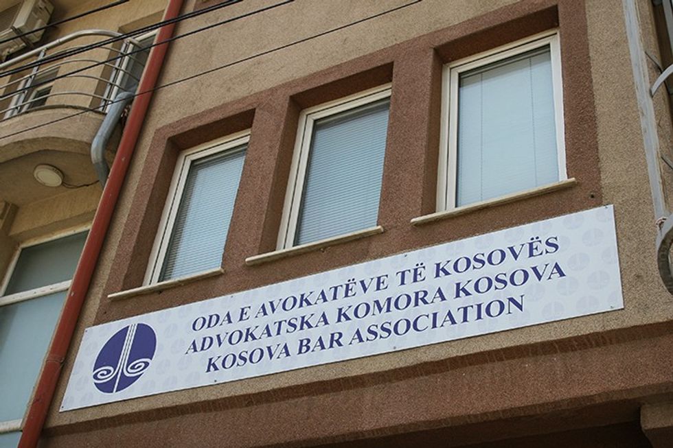 Qeveria në detyrë ka marrë dy vendime për ndalimin e ekzekutimit të rregulloreve dhe akteve administrative të Odës së Avokatëve të Kosovës.