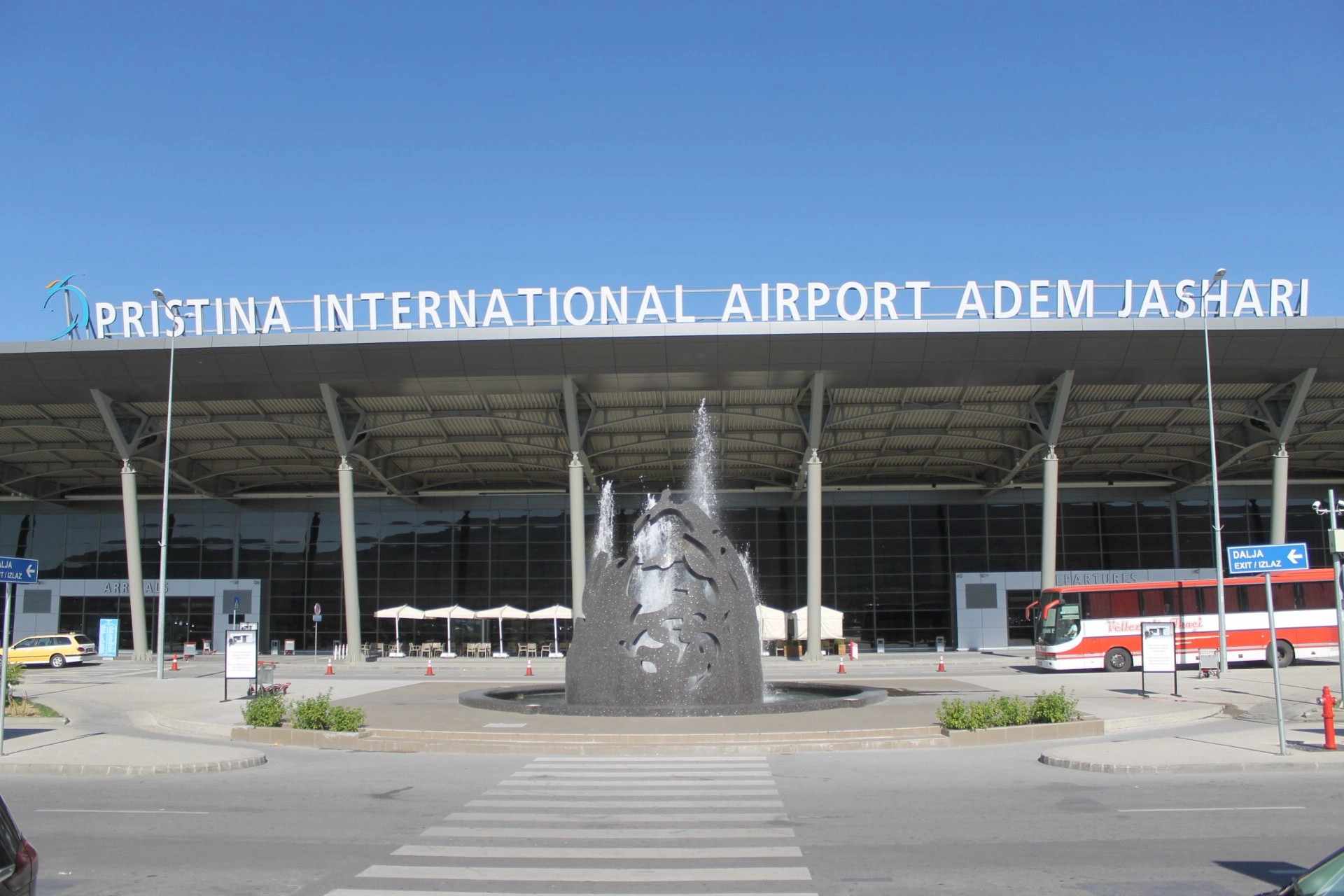 Pesë të dyshuar janë dërguar në mbajtje pas rrahjes në Aeroportin “Adem Jashari”.