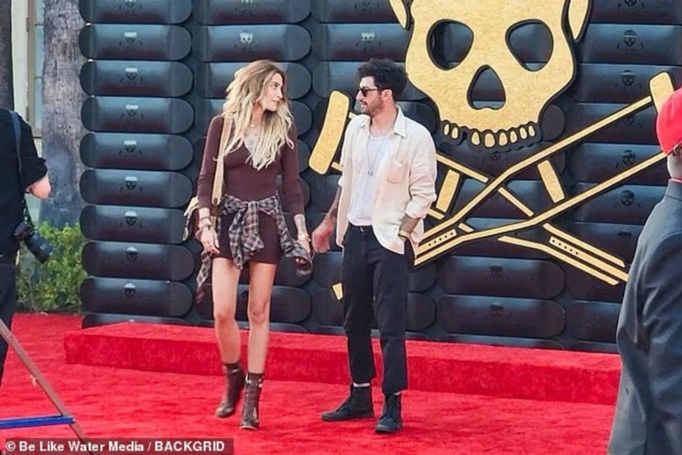 Paris Jackson dhe një burrë misterioz ndezin thashethemet në tapetin e kuq