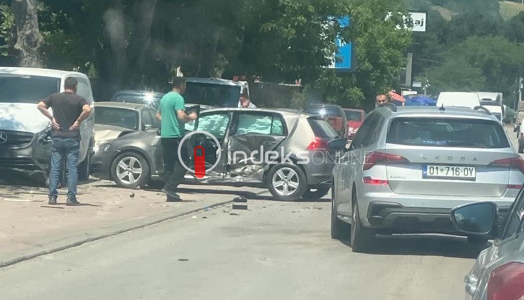 Përplasje në Pejë: Dy të lënduar dhe dëme në katër vetura