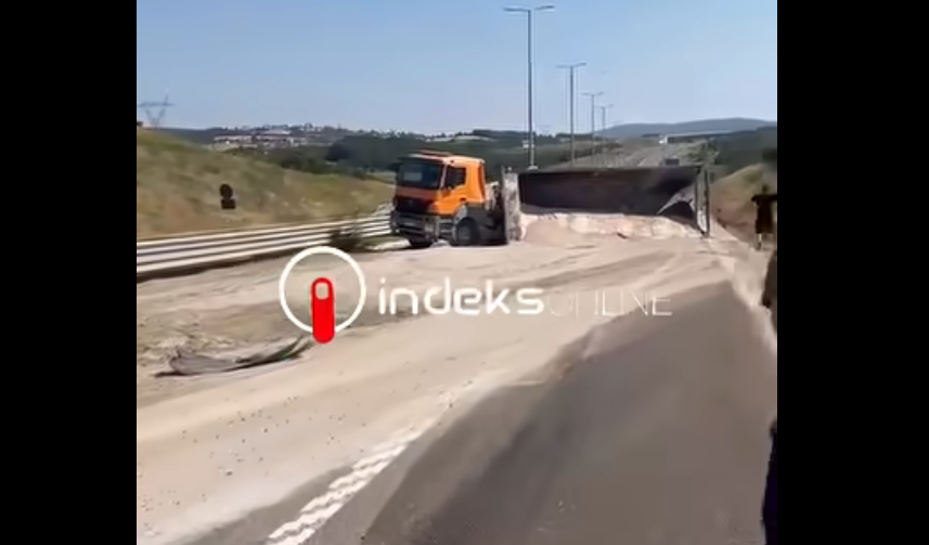 Kamioni i rrokullisur në autostradën “Ibrahim Rugova” po transportonte zhavorr dhe qarkullimi është i kufizuar në një shirit.