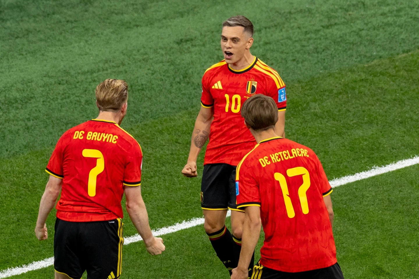 Belgjika fitoi 5-1 ndaj Zelandës së Re dhe u kualifikua si e para në grupin G në Kupën e Botës.