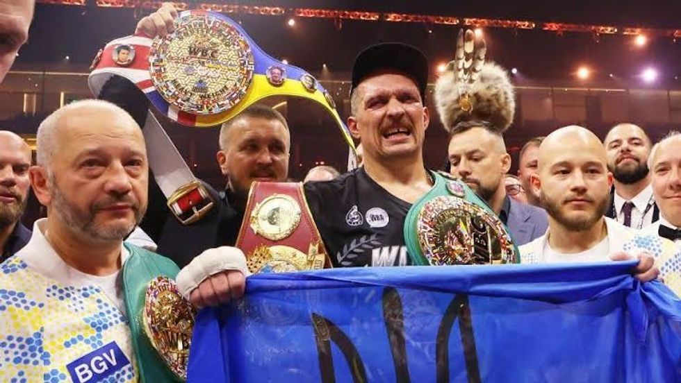 Oleksandr Usyk lë rripat e kampionit, por vazhdon karrierën në boks