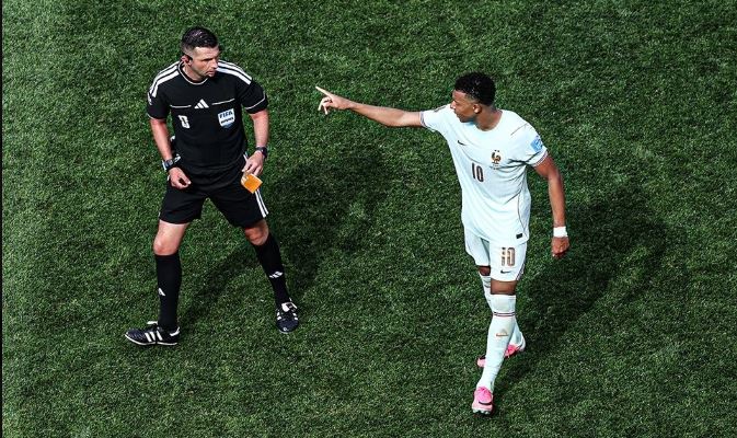 Mbappe dhe shiritin e kapitenit që ndezi debat në fushë