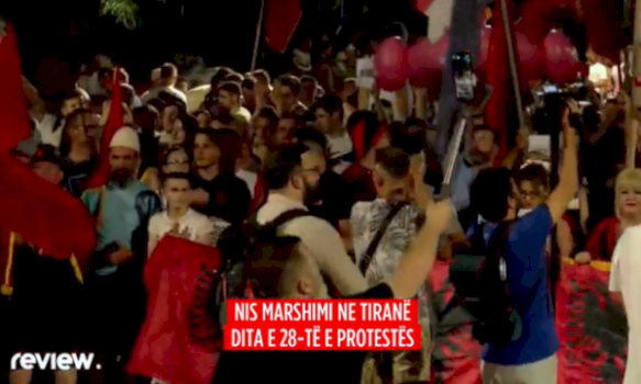 Marshimi i gjatë në Tiranë pas fjalimeve para Kryeministrisë ndez protestën
