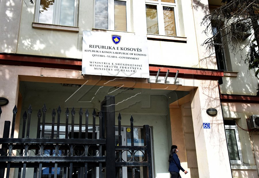 Sigurimi shëndetësor detyrues nis ngadalë, sfidat dhe dyshimet mbeten