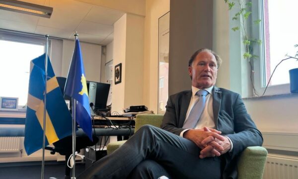 Ambasadori suedez thirrje për unitet dhe kompromis në Kosovë për të avancuar drejt BE-së