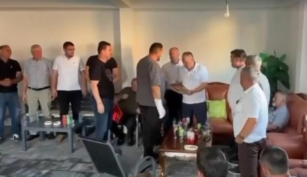 Dekorimi për heroizmin e veteranit Bekim Metaj pas incidentit në Magure