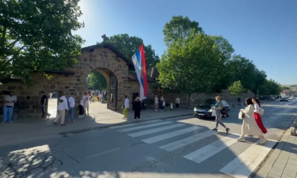 Joanikije i jep ngjyrim politik liturgjisë në Graçanicë duke theksuar rolin e Kosovës për Serbinë