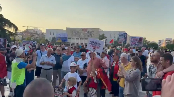Protesta e 29-të në Tiranë: Grumbullimi në Sheshin “Skënderbej” dhe thirrjet për qetësi
