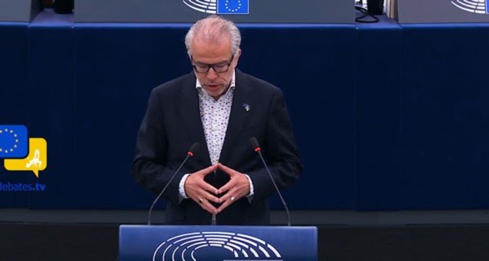Vuçiq dhe strategjia e tij për të qëndruar në pushtet sipas eurodeputetit holandez