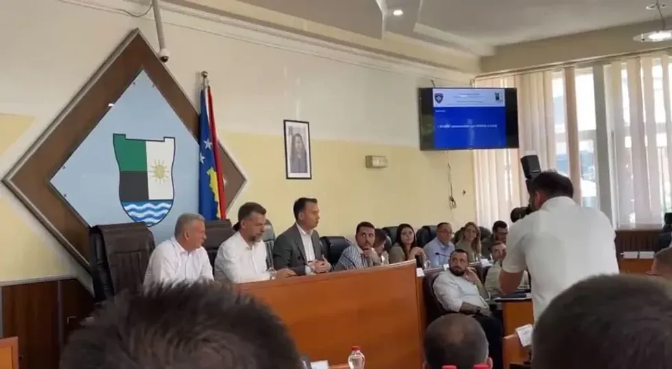 Përplasje e fortë në Kuvendin e Mitrovicës për mungesën e mësimdhënësve