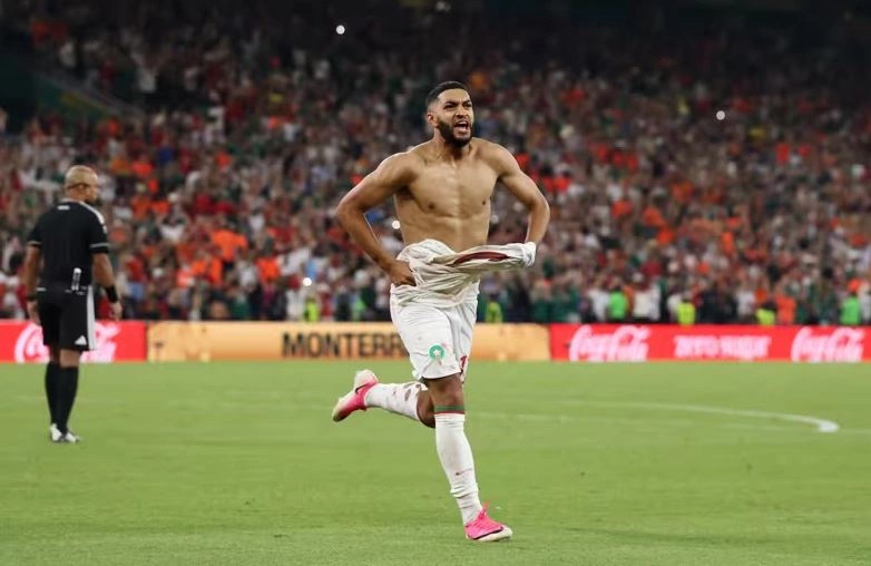 Maroku kalon në 1/8 e finales pas eliminimit të Holandës në penallti, ku portieri holandez Bart Verbruggen shkaktoi autogol gjatë serisë.