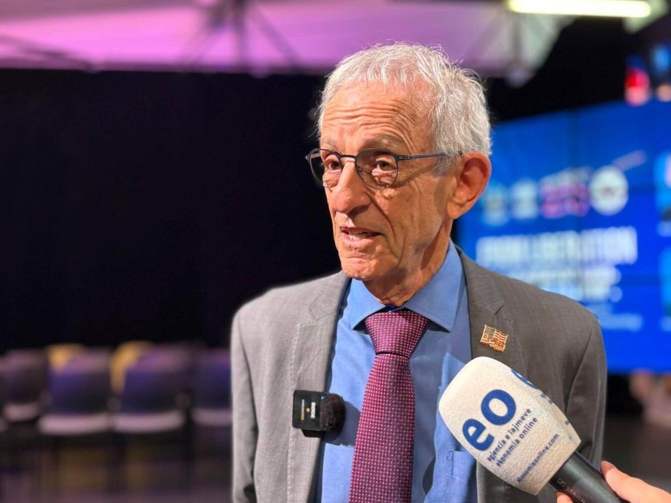Profesori Daniel Serwer shpreh pendesë për mbështetjen e tij ndaj krijimit të Dhomave të Specializuara dhe konsideron të pajustifikuar mbajtjen në paraburgim të ish-krerëve të UÇK-së.