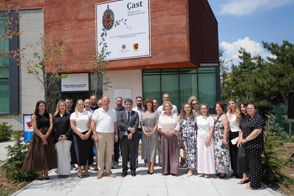 Në Drenas u zbulu murali “Çast” në nderim të të mbijetuarve të dhunës gjatë luftës, me pjesëmarrjen e kryetarit Ramiz Lladrovci, ambasadorit Maurizio Antonini dhe ish-presidentes Atifete Jahjaga.