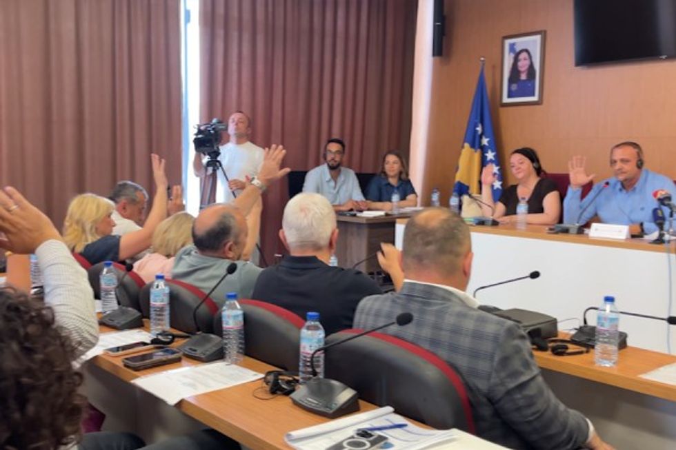 Kuvendi Komunal i Mitrovicës së Veriut shfuqizon vendimin për largimin e mbishkrimit “I Love Mitrovica” me 14 vota për dhe asnjë kundër.