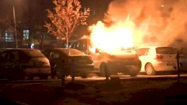 Zjarri në Prishtinë përfshin kontejnerë dhe dy vetura, hetimet në vazhdim