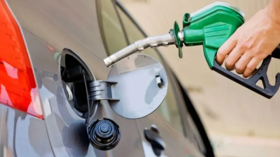 Çmimet maksimale të derivateve të naftës në Kosovë hyjnë në fuqi më 2 korrik 2026, me naftën 1.39 euro/litër, benzinën 1.36 euro/litër dhe gazin 0.68 euro/litër.