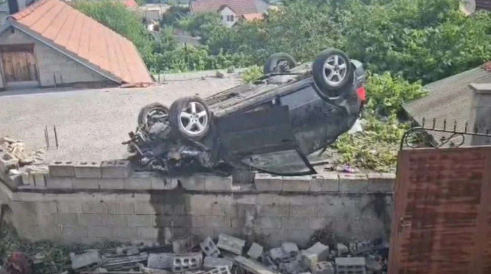 Automjeti “fluturon” mbi shtëpi në Bicaj, tre të plagosur në aksident të rëndë