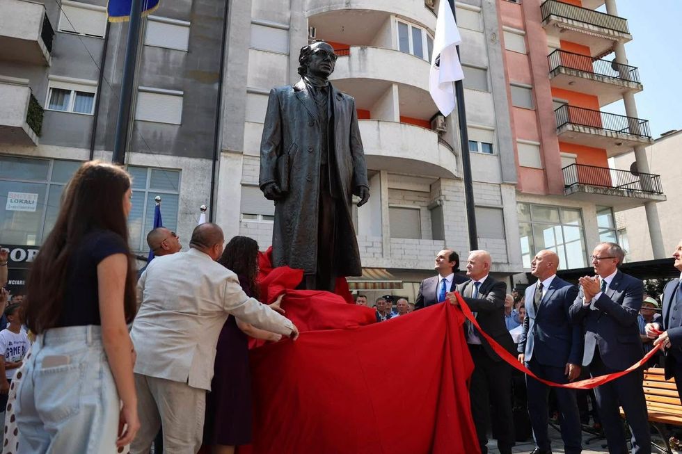 Në Klinë sheshi ku është vendosur shtatorja e Ibrahim Rugovës mori emrin Sheshi "Ibrahim Rugova".