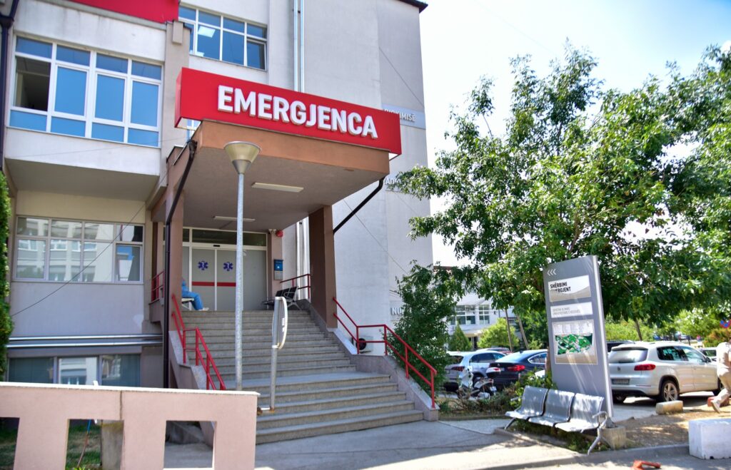 Njëri nga të plagosurit në incidentin me armë në Podujevë është futur në sallën e operimit në QKUK.