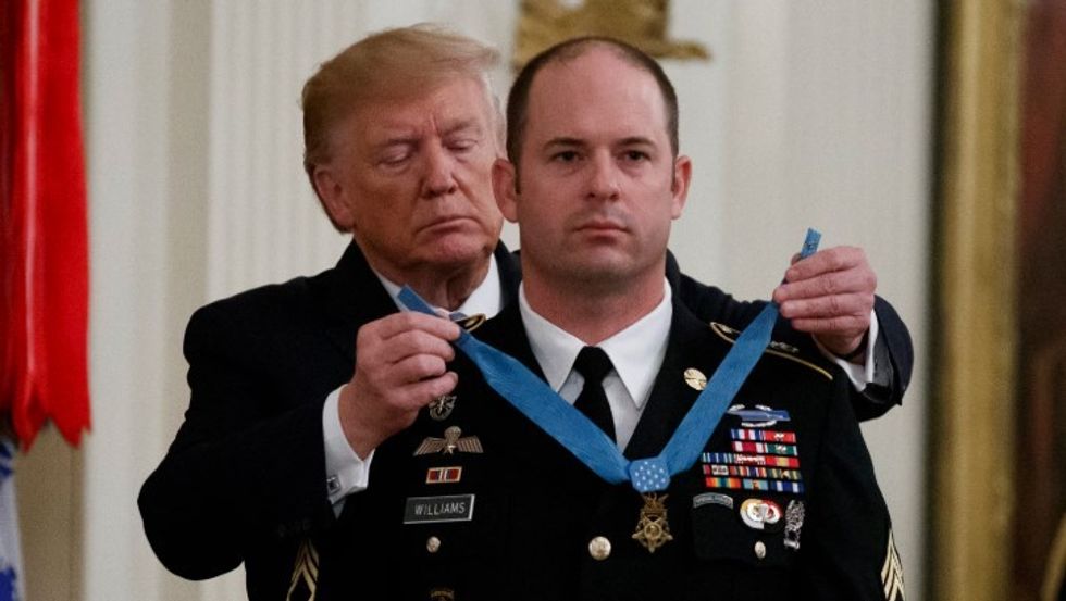 Trump përmend me humor dekorimin e vetes dhe djemve të tij