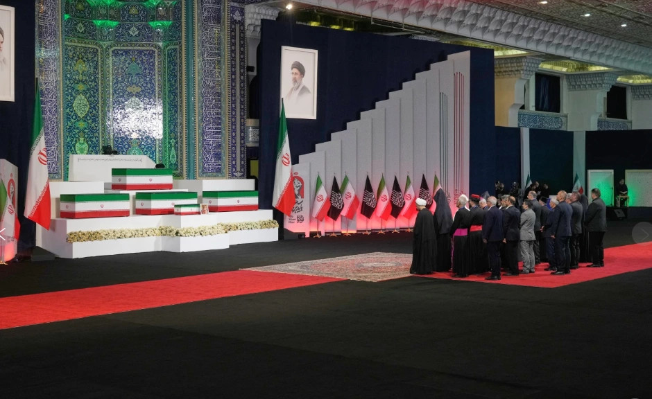 Gjenerali Ahmad Vahidi u shfaq publikisht pranë arkivolit të Khameneit para funeralit.