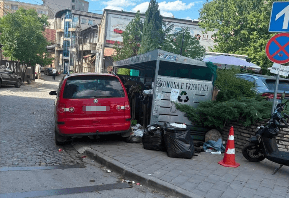 Gjobitet me 200 euro një person në Prishtinë për hedhje mbeturinash në hapësirë publike.
