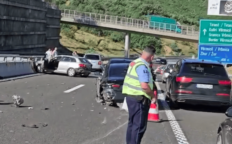Tetë persona janë lënduar në aksidentin me gjashtë makina në autostradën “Ibrahim Rugova”, një rritje nga shtatë të lënduar më parë.