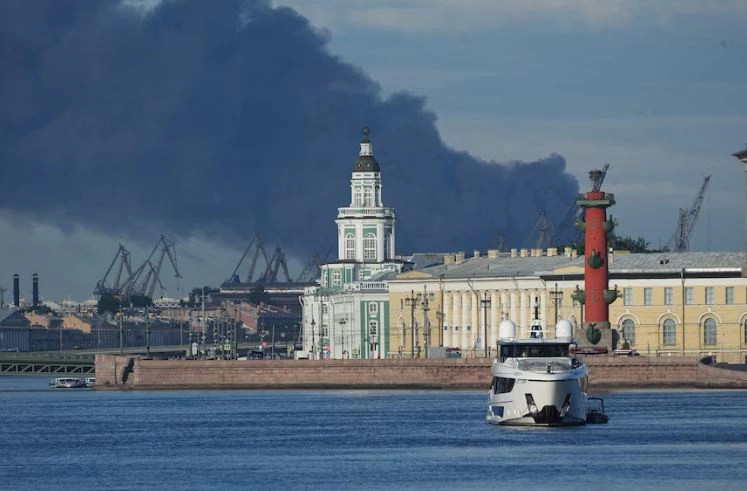 Shën Petersburgu në zjarr: Sulmi i dronëve ukrainas godet terminalin e naftës