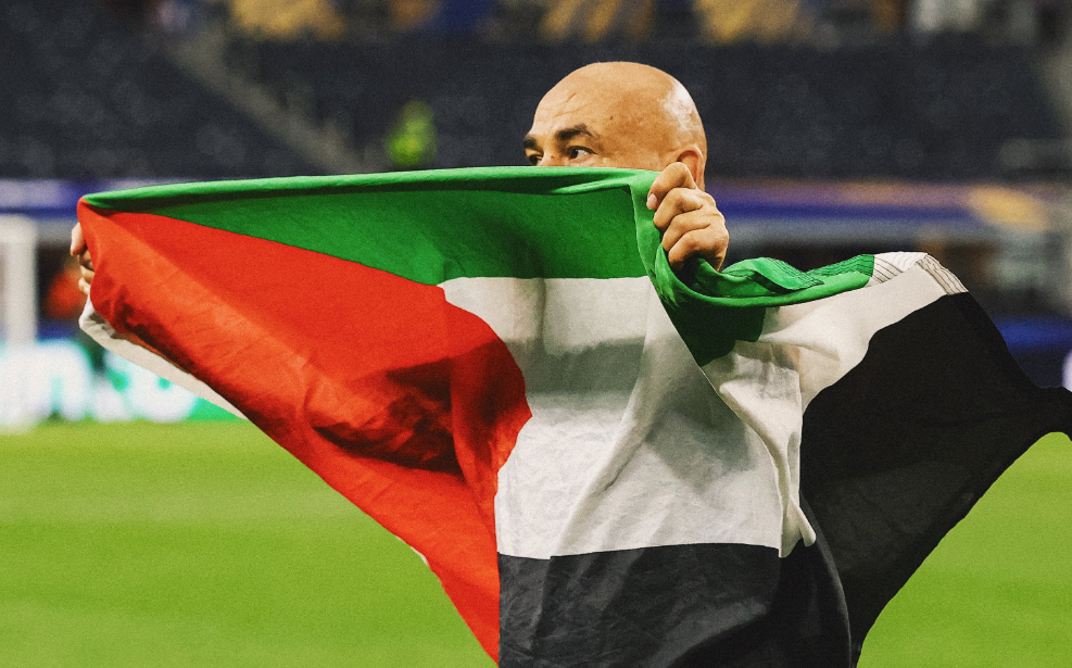 Trajneri i Egjiptit Hossam Hassan mund të ndëshkohet nga FIFA për festimin me flamurin e Palestinës pas fitores me Australinë.