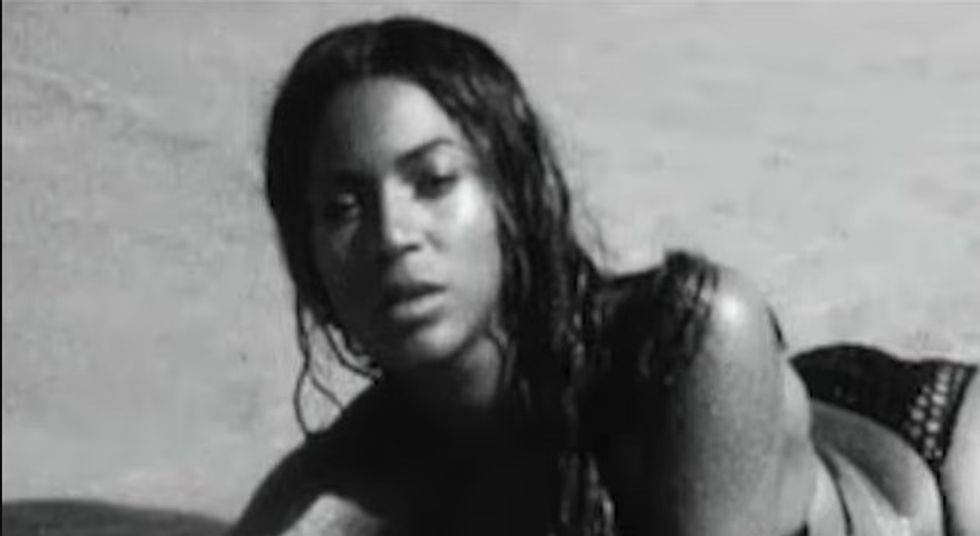 Beyoncé publikoi këngën “Morning Dew (Donk)” gjatë festimeve të 4 Korrikut, duke shënuar rikthimin e saj pas dy vitesh dhe bashkëpunimin me Pharrell Williams, The-Dream dhe Darius Dixon.